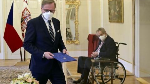 捷克总统感染新冠后 坐轮椅在玻璃间任命总理
