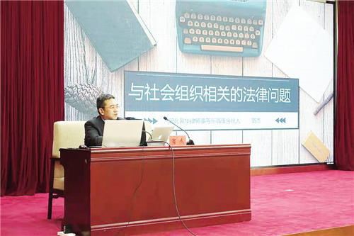 图1：图为商杰在进行普法讲座。