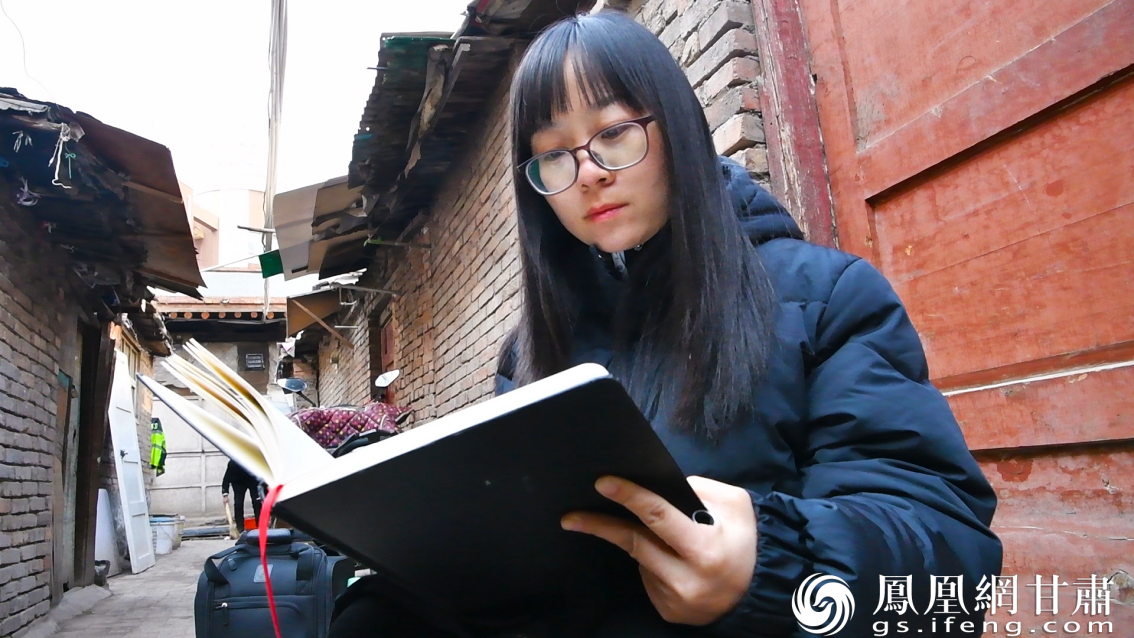 每一次落笔成画，都是对自己心灵上的疗愈。税肖肖 摄