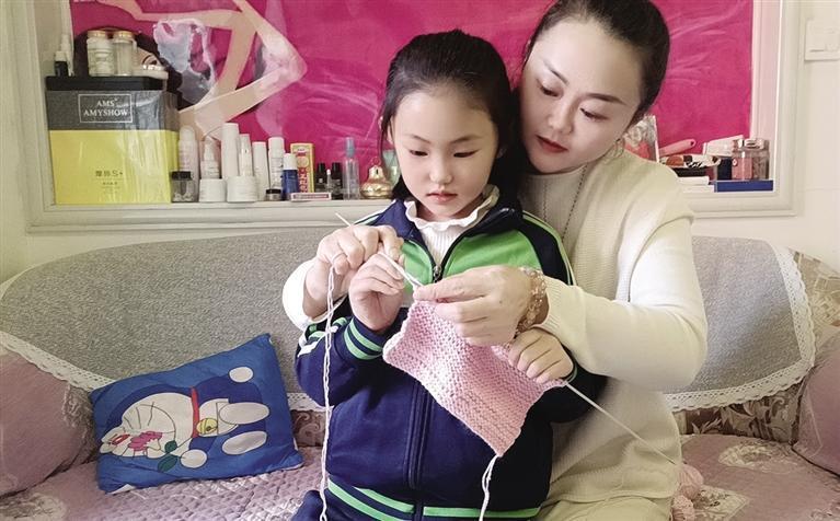 7岁萌娃巨欣然和妈妈王娟织围巾