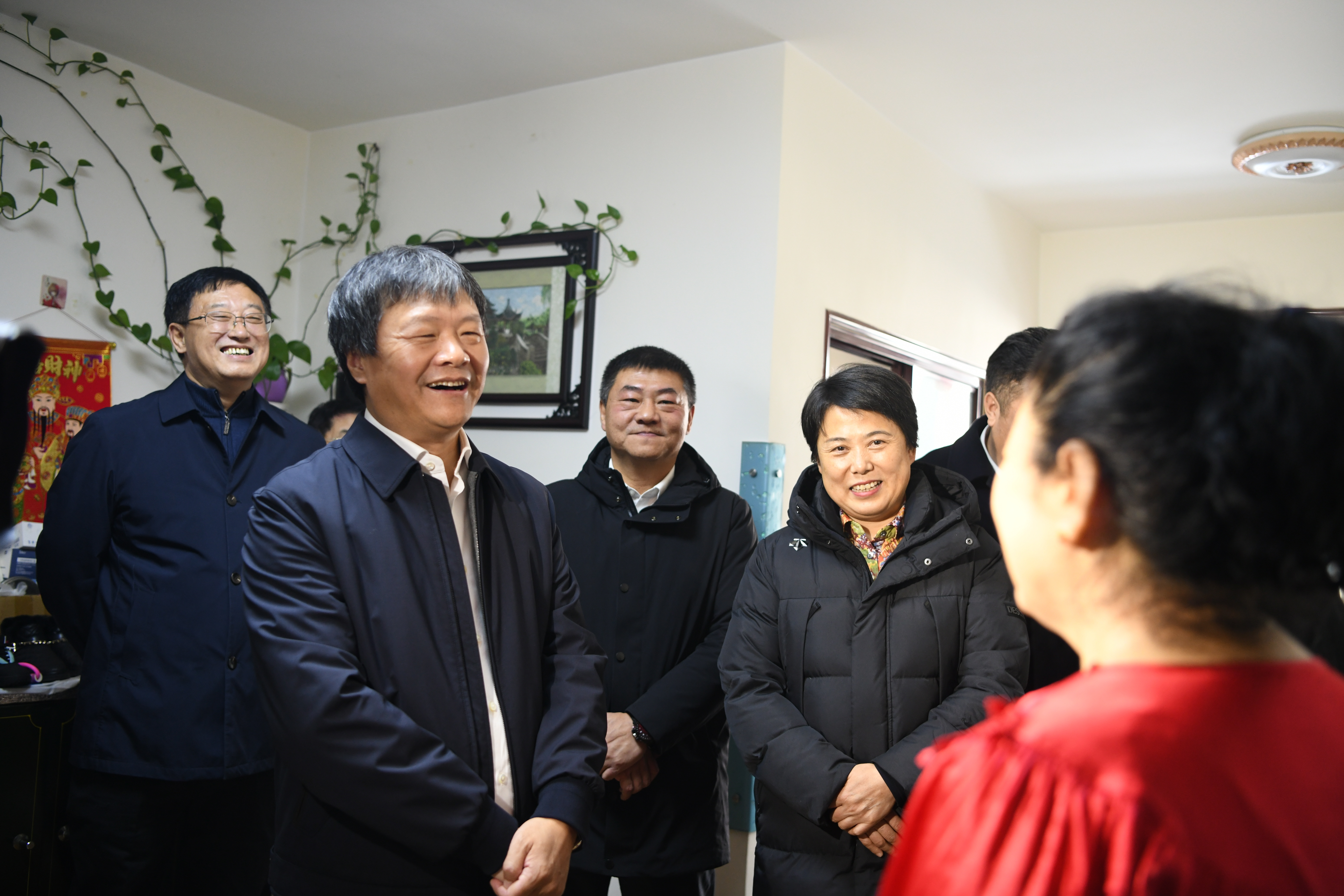 王书记深入居民家中.JPG
