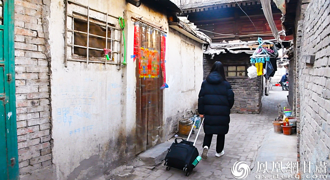 张盈拖着她的小皮箱，走街串巷给大家也给自己找回忆。税肖肖 摄