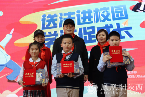 为获奖队伍颁奖