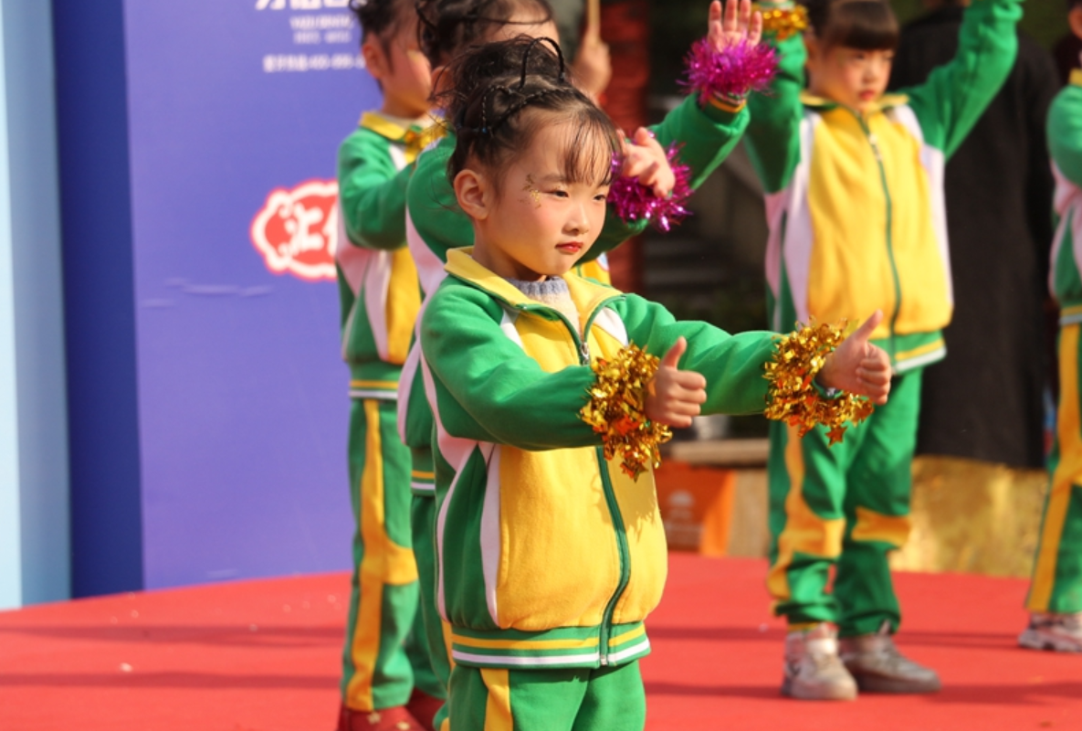 幼儿园孩子们表演舞蹈《娃哈哈》图片来源:通讯员 张佳慧