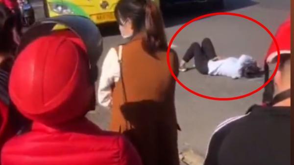 两车剐蹭，公交车女司机被私家车司机打倒在地