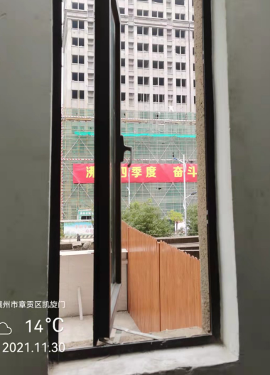 赣州中海凯旋门业主“违建” 邻居多次投诉无果 街道办上门执法