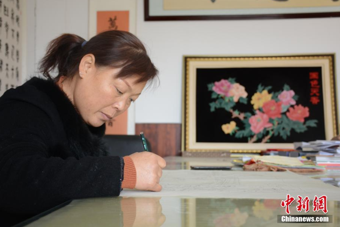 非遗凤尾纱传承人李东芳正在绘制作品草图。彭锦帅 摄