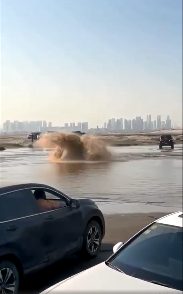 特斯拉model 3涉水引热议!海外网友转发:发现了隐藏功能