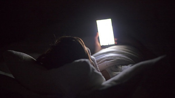 睡前长时间玩手机或增加抑郁几率 你还敢玩吗？