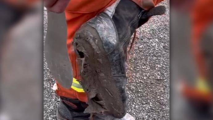 10公里跋山涉水救援，消防员鞋底满是洞