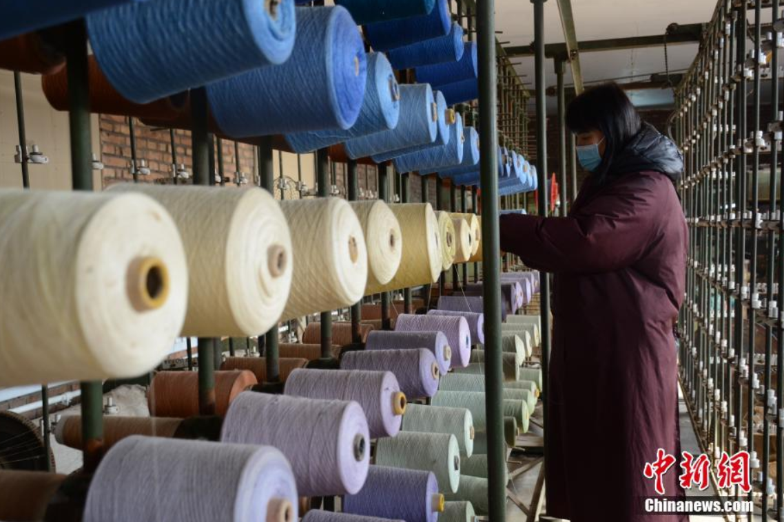 工人正在整理经线。彭锦帅 摄