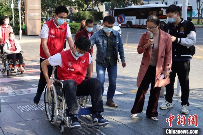 深圳志愿者“反串”残障人士体验无障碍设施感受“无障爱”
