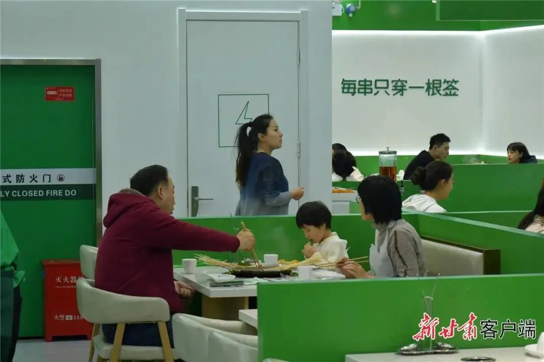 年轻的父母带着孩子，一家人共享美食。