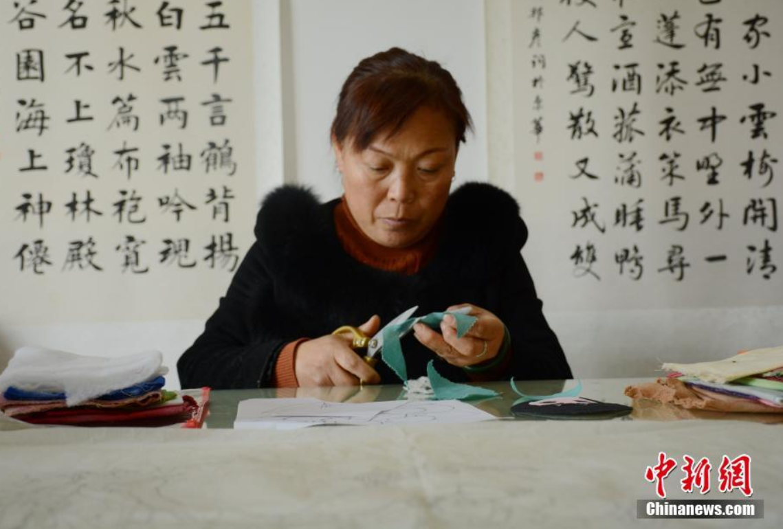 凤尾纱传承人李东芳在进行创作。彭锦帅 摄