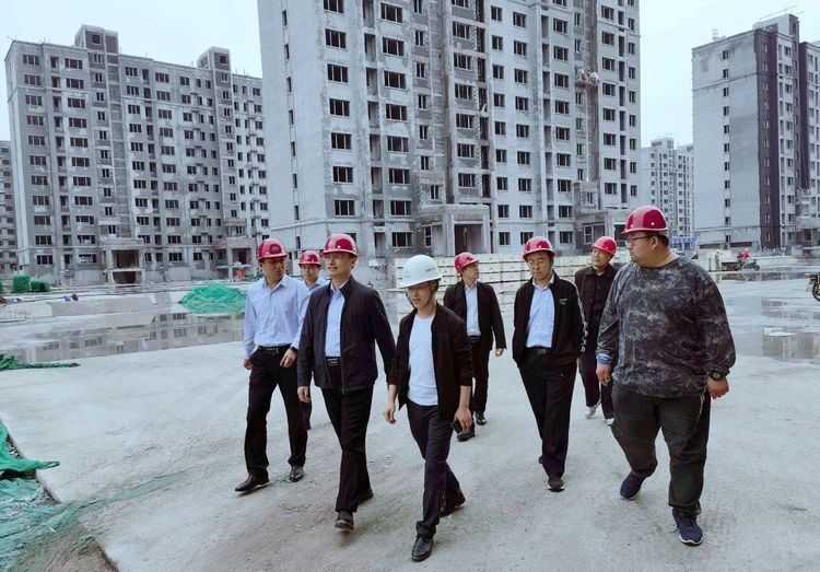 检查安置房建设安全和进度。