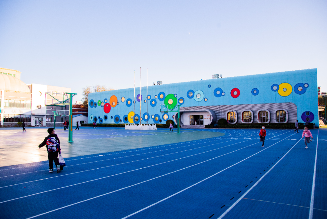 人大附小践行着巴学园的教育理念:即使放学之后,孩子们也不愿意回家