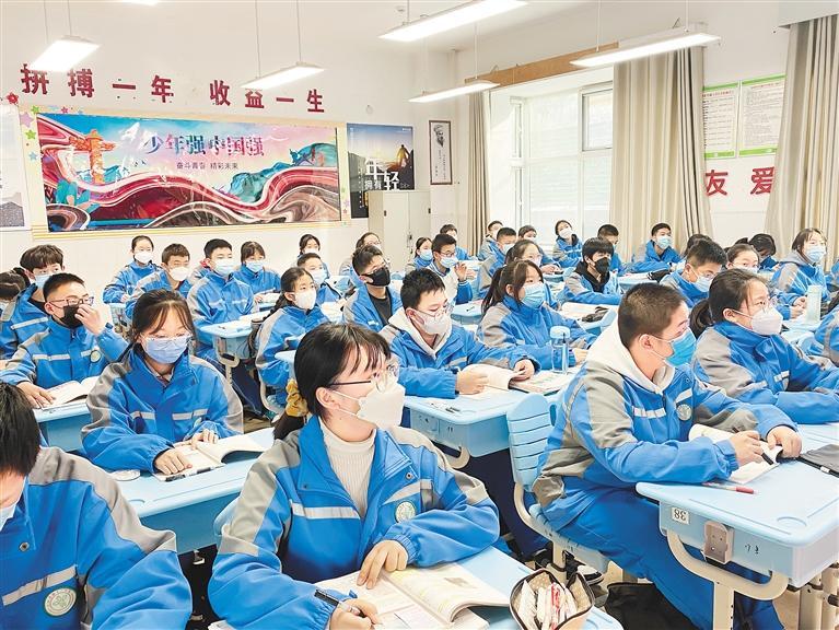 昨日，兰州十一中的学生重返课堂。掌上兰州&middot;兰州晨报首席记者 夏苗 摄