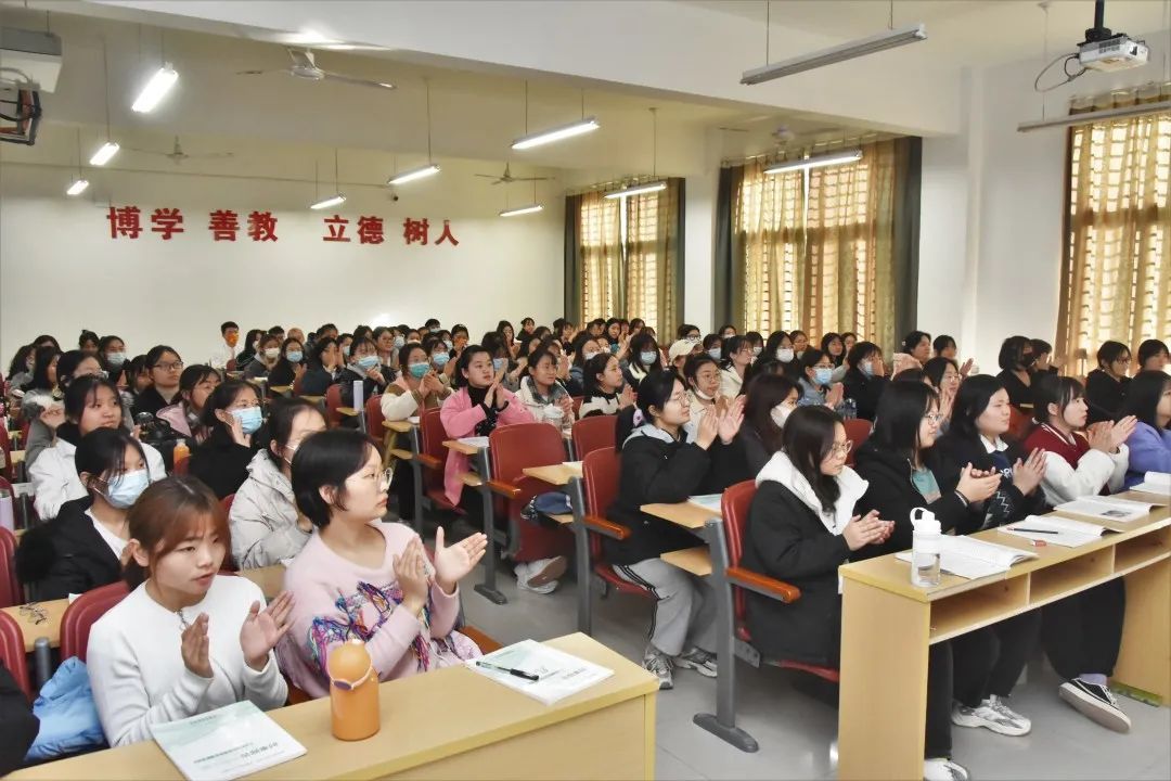 学生认真听课中