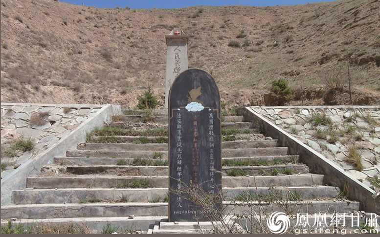 1992年，古浪县干城村村民自发为牺牲在当地的红军将士修建纪念碑。 古浪县文化广电和旅游局供图