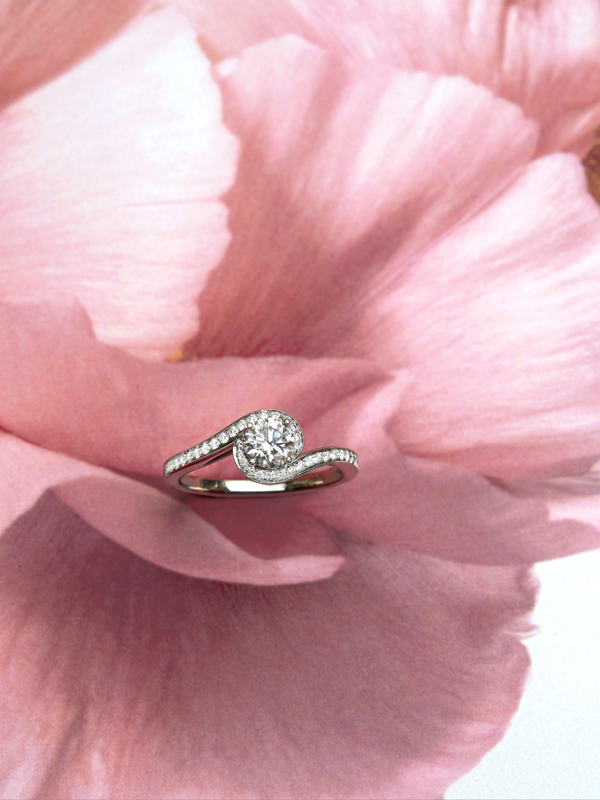 2022 春夏天然钻饰设计潮流趋势中单颗美钻又回到潮流中心，一枚结婚钻戒，化做成一个有场景感的美梦。