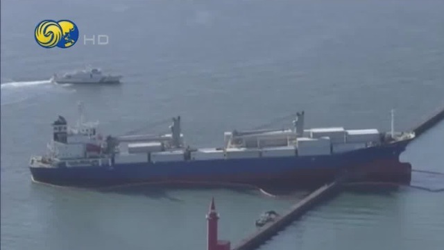 近万吨货船撞上日本港口堤坝 船体动弹不得开始漏油