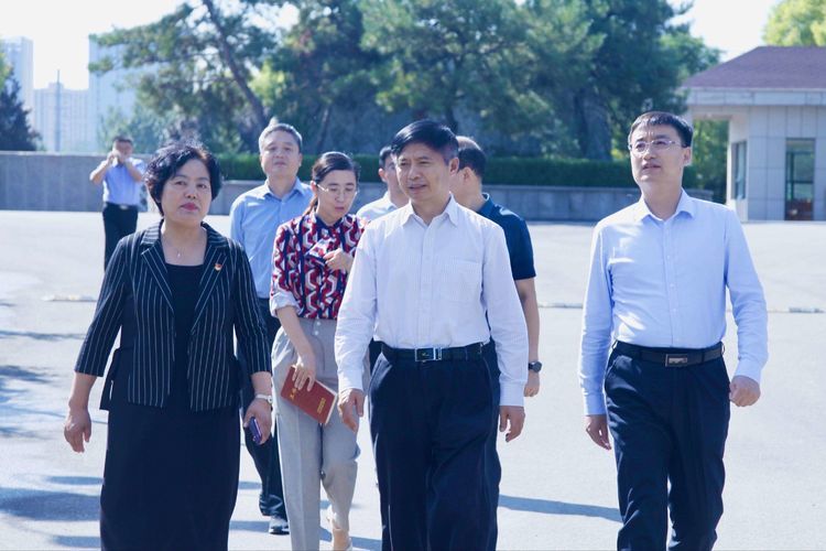 章丘区政协主席赵立元到圣井指导工作。