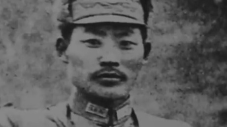 赵登禹率部增援北平守军，临行前母亲给他别纪念章