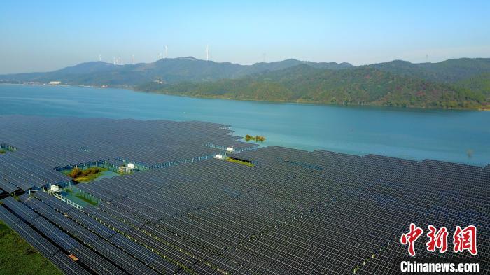 光伏电板熠熠生辉，和隔岸相望的风电机组构成赣江岸边的一道靓丽风景线。　廖敏 摄