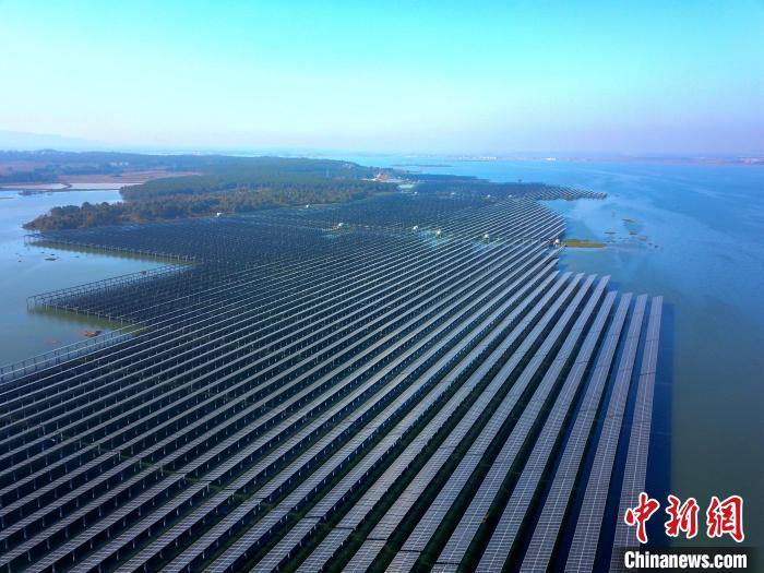 12月3日，江西省吉安市吉水县水田乡光伏电站整齐划一的光伏电板熠熠生辉。　廖敏 摄