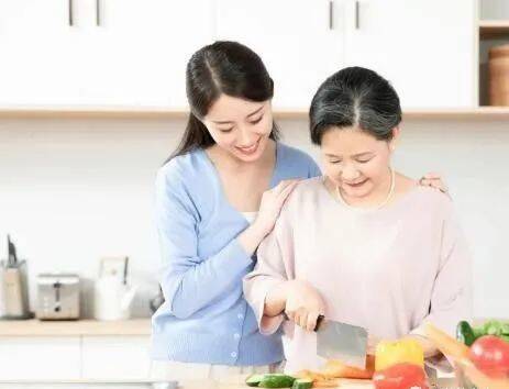 婆婆不帮忙照顾媳妇坐月子,带孩子,以后要不要给她养老?