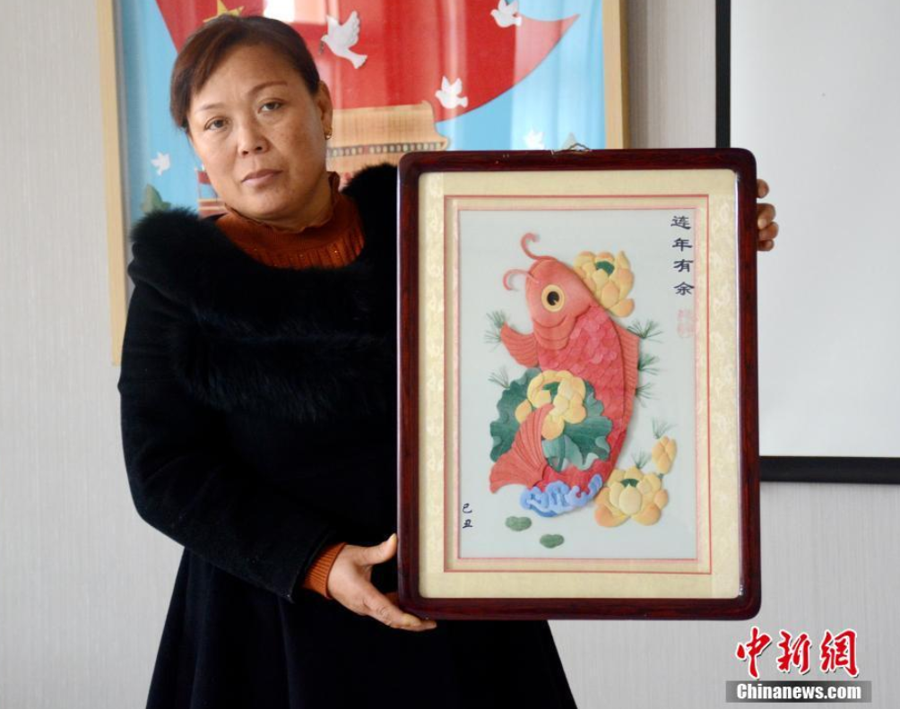 李东芳创作的凤尾纱工艺品《连年有余》。彭锦帅 摄