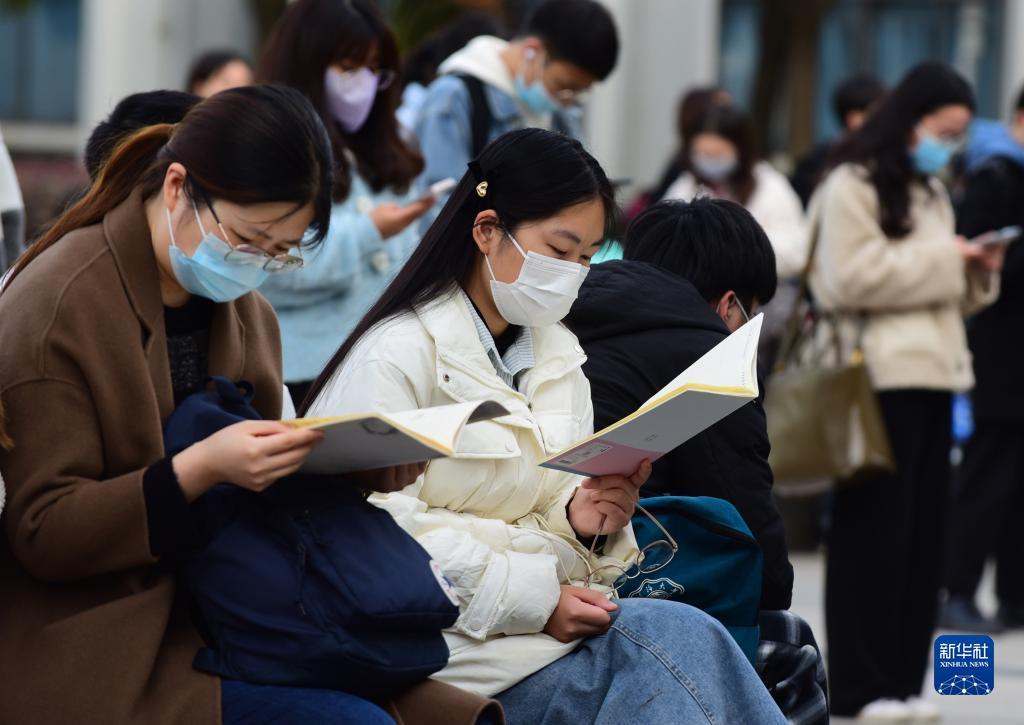 11月28日，在江苏无锡旅游商贸高等职业技术学校考点，考生在等候进场时复习
