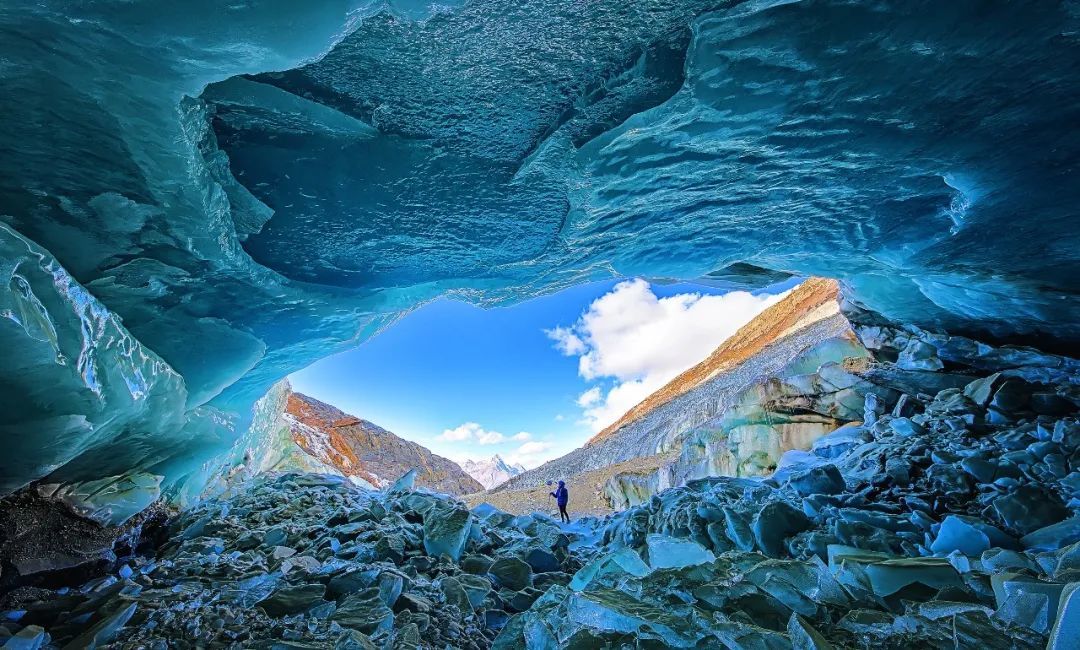 东嘎冰洞—进入奇幻的蓝色冰洞,仿佛置身外星世界东嘎冰川的冰舌
