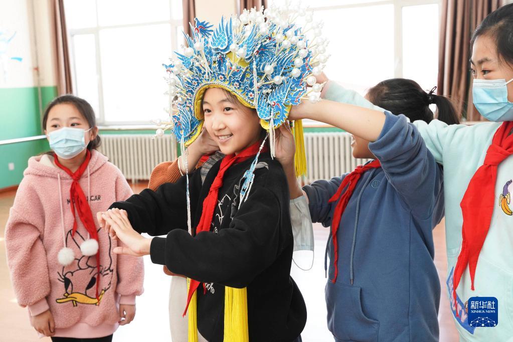 11月24日，石家庄鹿泉区第二实验小学戏剧兴趣班的学生体验戴盔头。