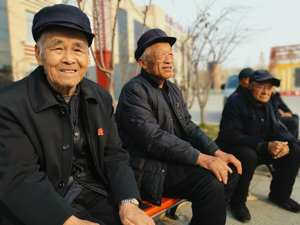 杨庙社区的老人在广场上晒太阳
