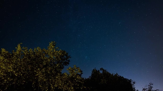 超震撼，这是2组星链卫星过境