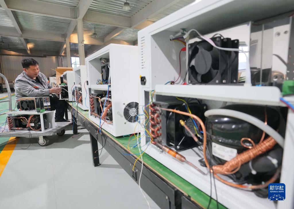 12月1日,工人在黄骅市一家电子仪器企业的仪器组装车间工作.