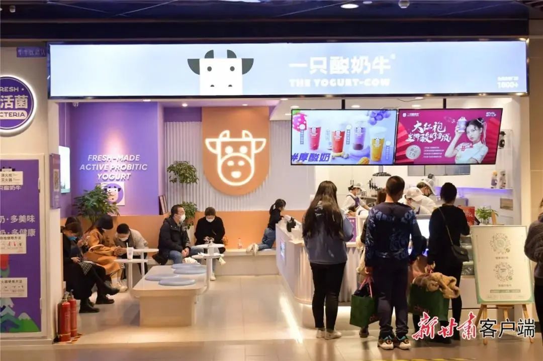 人们走出家门，走进街头巷尾美食店。