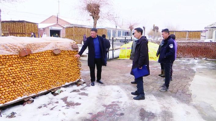 农安县粮食局工作人员检查粮食存储情况。 张欣禹 摄