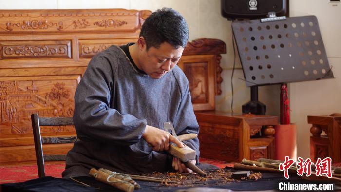 李晓盼在手工制作唢呐。 吴琼 摄