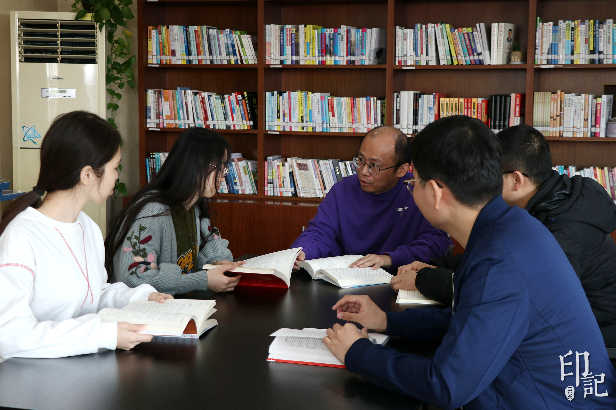 不出办公楼就能享受专业图书馆服务 经开检察干警点赞汤湖微书房