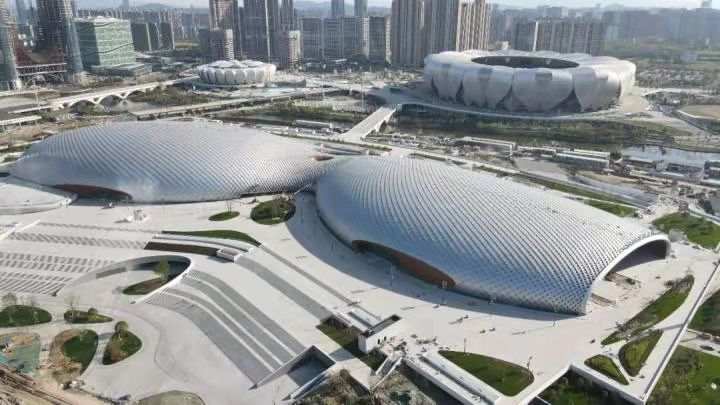 萧山滨江相连，杭州奥体博览城就横跨两区。