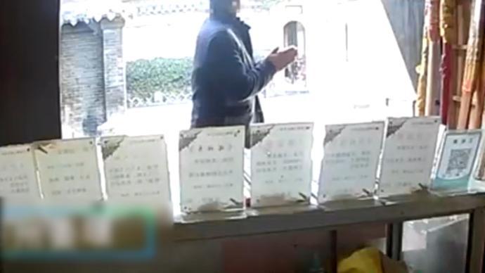 男子偷盗寺庙香油钱，为求心安事前还要拜一拜