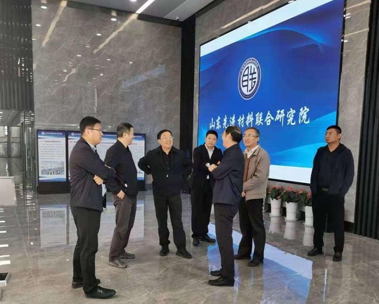 明水经济开发区领导到圣井指导山东先进材料联合研究院工作。