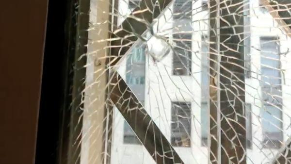 居民家里钢化玻璃遭不明弹头击碎，疑邻里纠纷引发