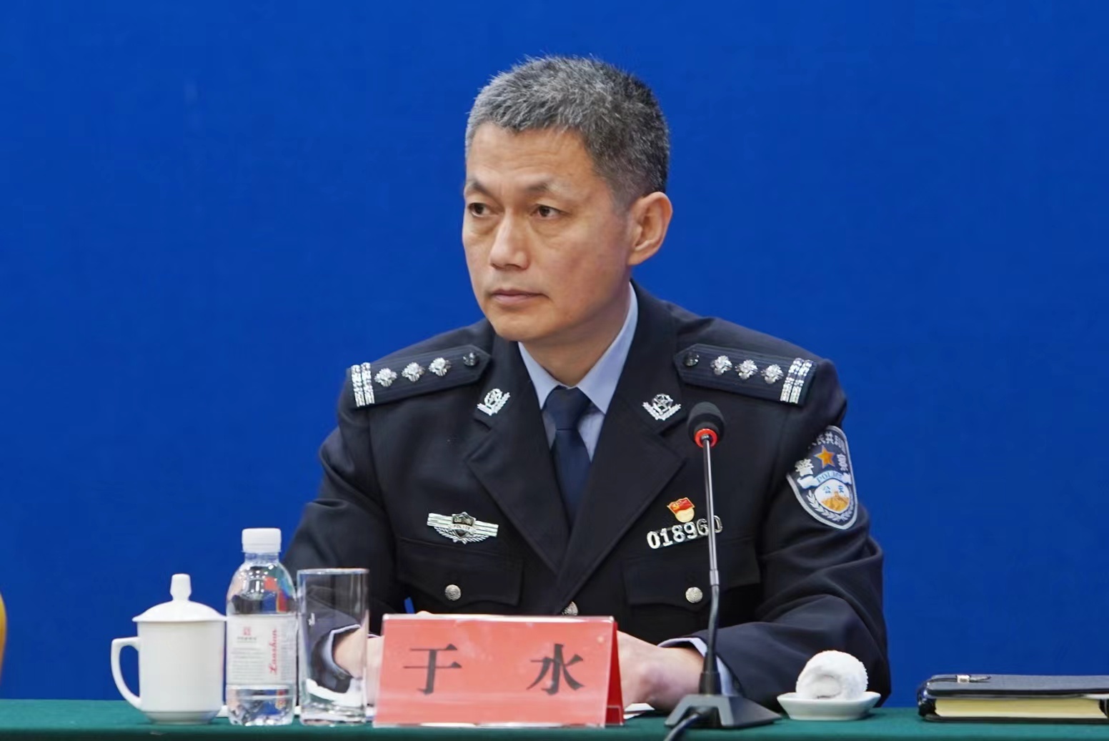 (青岛市公安局户政处副处长于水)
