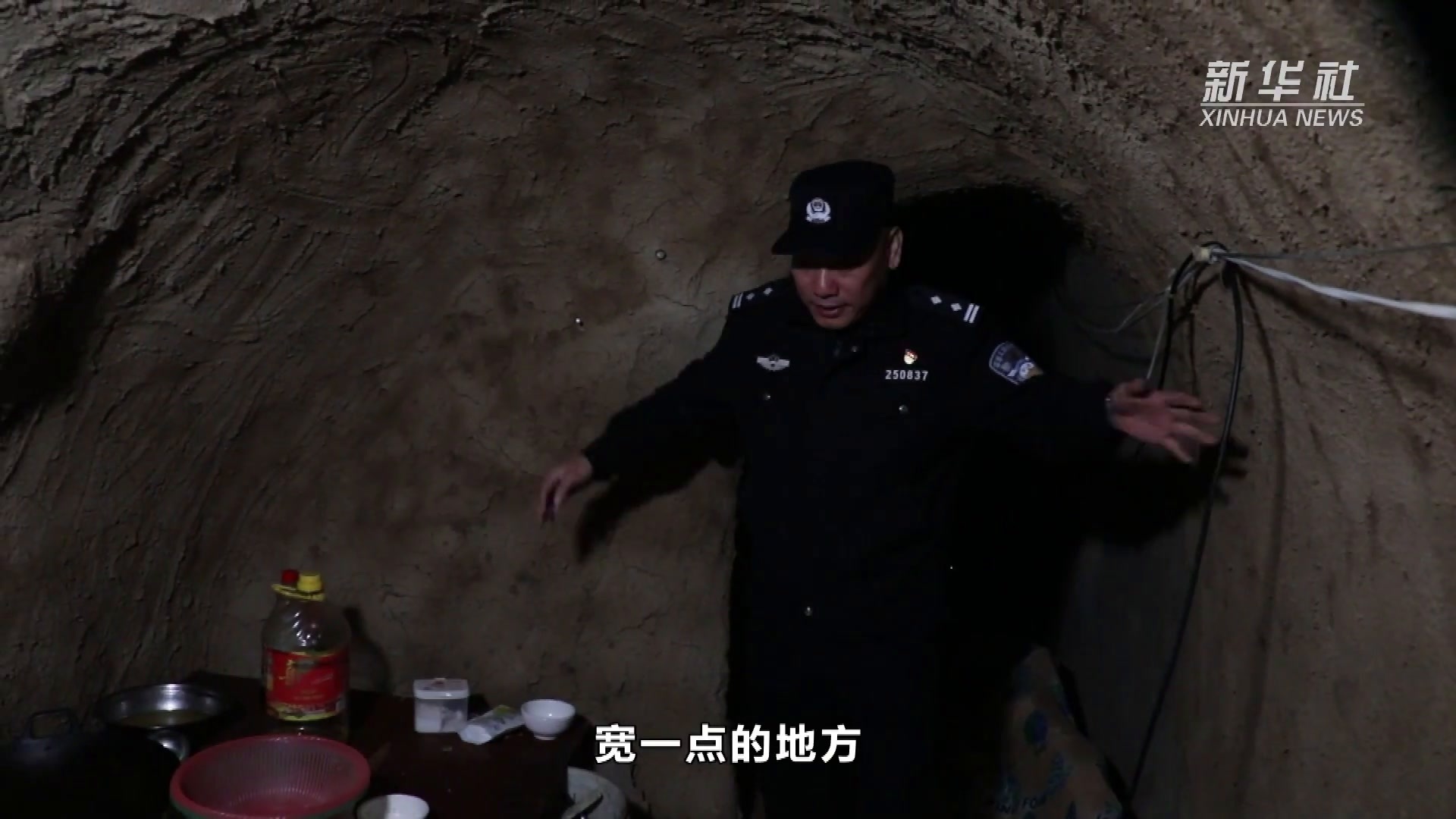 热点快追｜掘地三尺！民警从神秘“盗洞”挖出地下假烟工厂