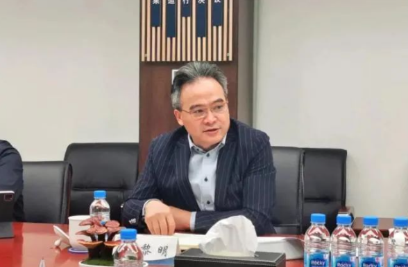 10月28日,光明乳业公告称,濮韶华因工作调动,申请辞去公司第六届董事