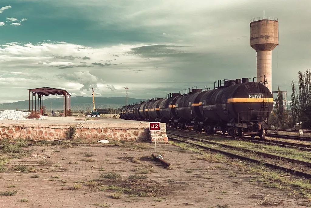 张掖的货运油罐车 图/视觉中国