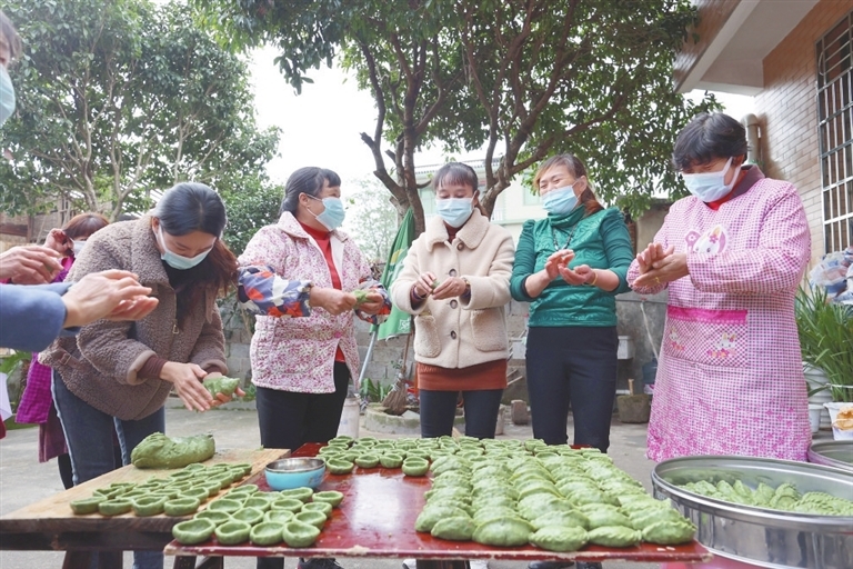 11月18日，铅山县紫溪乡村民制作当地特色小吃夹子粿、灯盏粿，送给援助他们的医护人员。